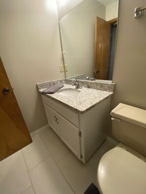 Combined shower/tub, hair dryer, towels, soap - Renovated & peaceful home with bike storage and connected to Razorback Greenway  (Bentonville)