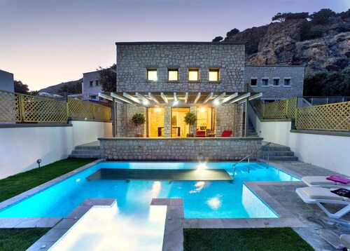 Villa Ellie -  Hydro massage, Private Pool, AC & WiFi