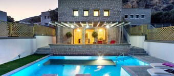 Villa Ellie -  Hydro massage, Private Pool, AC & WiFi