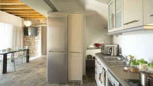 Una cuina moderna amb frigorífic integrat, microones i un rentaplat.