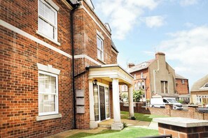 Exterior - Seaside View Apartment - Sunny bright two bedroom apartment - Lift inside (Filey)