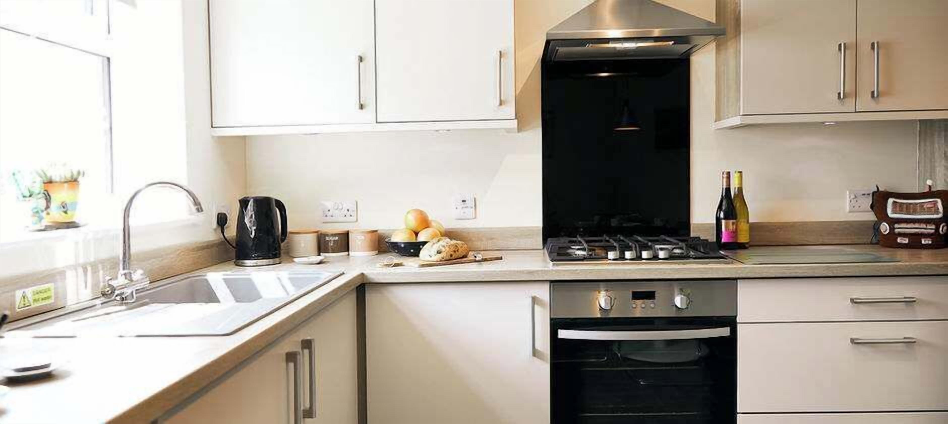 Coffee/tea maker, fridge, microwave, oven