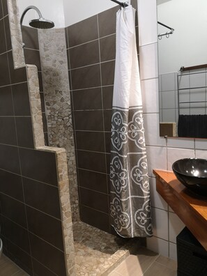 Douche, sèche-cheveux, serviettes fournies