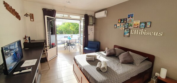 1 chambre, coffre-fort, fer et planche à repasser