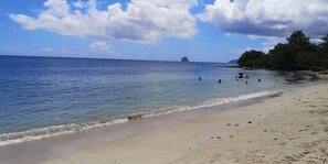 Na praia, espreguiçadeiras
