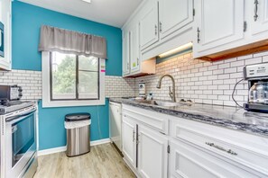 Apartment, 2 Schlafzimmer (M-103) | Eigene Küche | Kühlschrank, Mikrowelle, Wasserkocher mit Kaffee-/Teezubehör