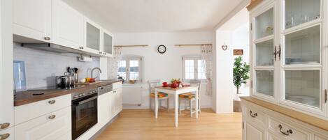 冷蔵庫、オーブン、コンロ、食器洗い機