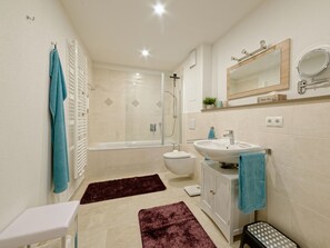 Badewanne, Haartrockner, Handtücher