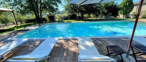 Piscine extérieure, chaises longues