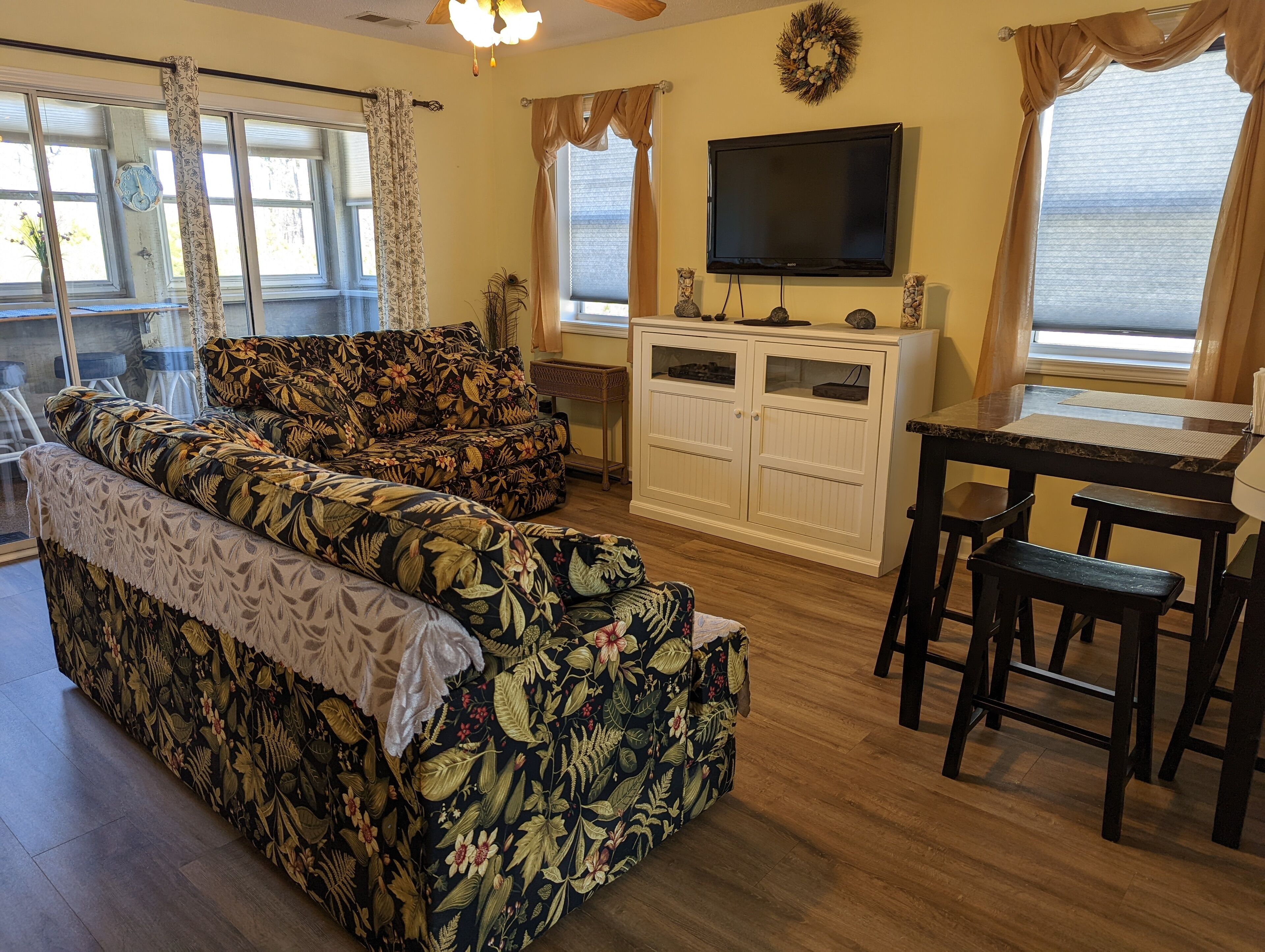 Secluded, Quiet-Nature/Forest Views and Only 15 Minutes to Beach!
