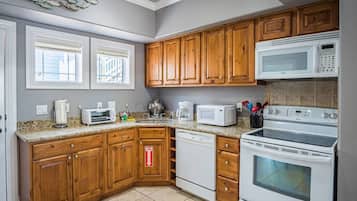 冰箱、微波炉、烤箱、炉灶