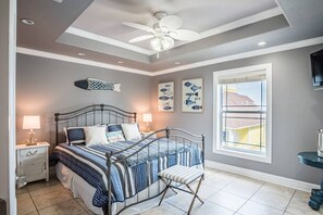 7 Schlafzimmer, Schreibtisch, Bügeleisen/Bügelbrett, Reisekinderbett