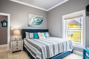 7 habitaciones, escritorio y tabla de planchar con plancha 
