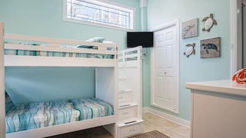 7 habitaciones, escritorio y tabla de planchar con plancha