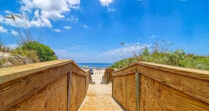 Sleep 18 / Pool / Hot Tub / Steps to Beach / Bar / Grill