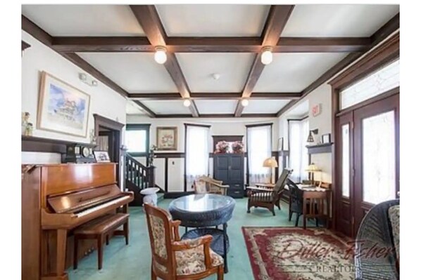 9 bedrooms, WiFi - The Pebbles...the Perfect Beach House for Large Family and Friends Gatherings (Avalon)