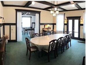 Dining - The Pebbles...the Perfect Beach House for Large Family and Friends Gatherings (Avalon)