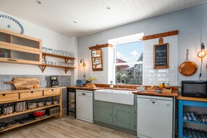 KĂŒhlschrank, Mikrowelle, Ofen, Herdplatte