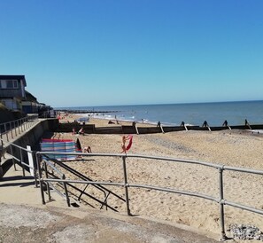 Beach nearby, sun-loungers, beach towels - Hot tub, sauna, sea & beach views, sleeps 16 in 7 bedrooms, 5 star Luxury house (Mundesley)
