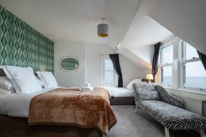 7 Schlafzimmer, Schreibtisch, BĂŒgeleisen/BĂŒgelbrett, Reisekinderbett