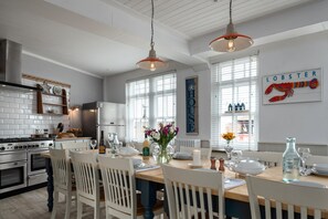 Dining - Hot tub, sauna, sea & beach views, sleeps 16 in 7 bedrooms, 5 star Luxury house (Mundesley)