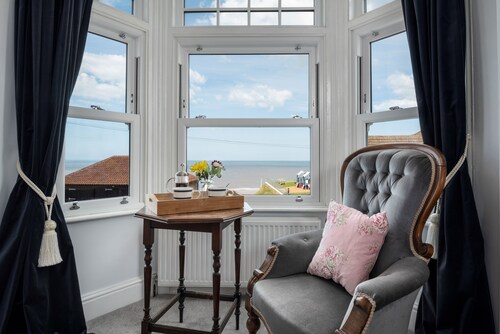 Hot tub, sauna, sea & beach views, sleeps 16 in 7 bedrooms, 5 star Luxury house