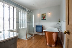 Combined shower/bathtub, jetted bath, hair dryer, towels - Hot tub, sauna, sea & beach views, sleeps 16 in 7 bedrooms, 5 star Luxury house (Mundesley)