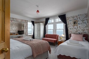 7 bedrooms, desk, iron/ironing board, travel cot - Hot tub, sauna, sea & beach views, sleeps 16 in 7 bedrooms, 5 star Luxury house (Mundesley)