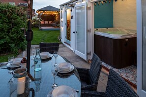 Outdoor dining - Hot tub, sauna, sea & beach views, sleeps 16 in 7 bedrooms, 5 star Luxury house (Mundesley)