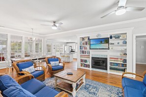 Télévision, cheminée