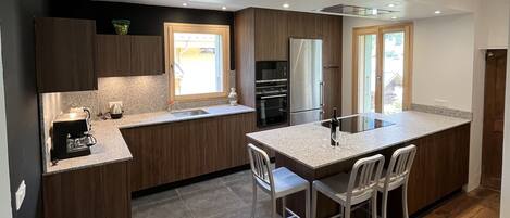 Mikrobølgeovn, ovn, kokeplater og oppvaskmaskin