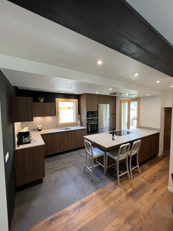 Micro-ondes, four, plaque de cuisson, lave-vaisselle