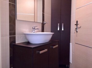 Combinació de dutxa i banyera, assecador de cabells, sabó i xampú 