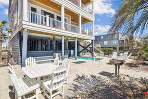 Outdoor dining - Living Beach 3, Luxury Oceanfront Home in Cherry Grove with Game Room and Pool (North Myrtle Beach)