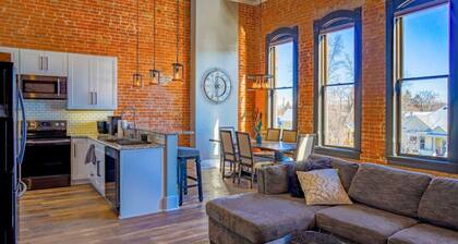 East Empire Theatre Loft, Downtown! Sleeps 4, Local Golfing 50% Off!
