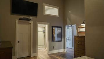 1 soverom, skrivebord, strykejern/-brett og reiseseng for barn