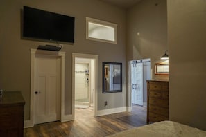 1 chambre, bureau, fer et planche à repasser, lit parapluie