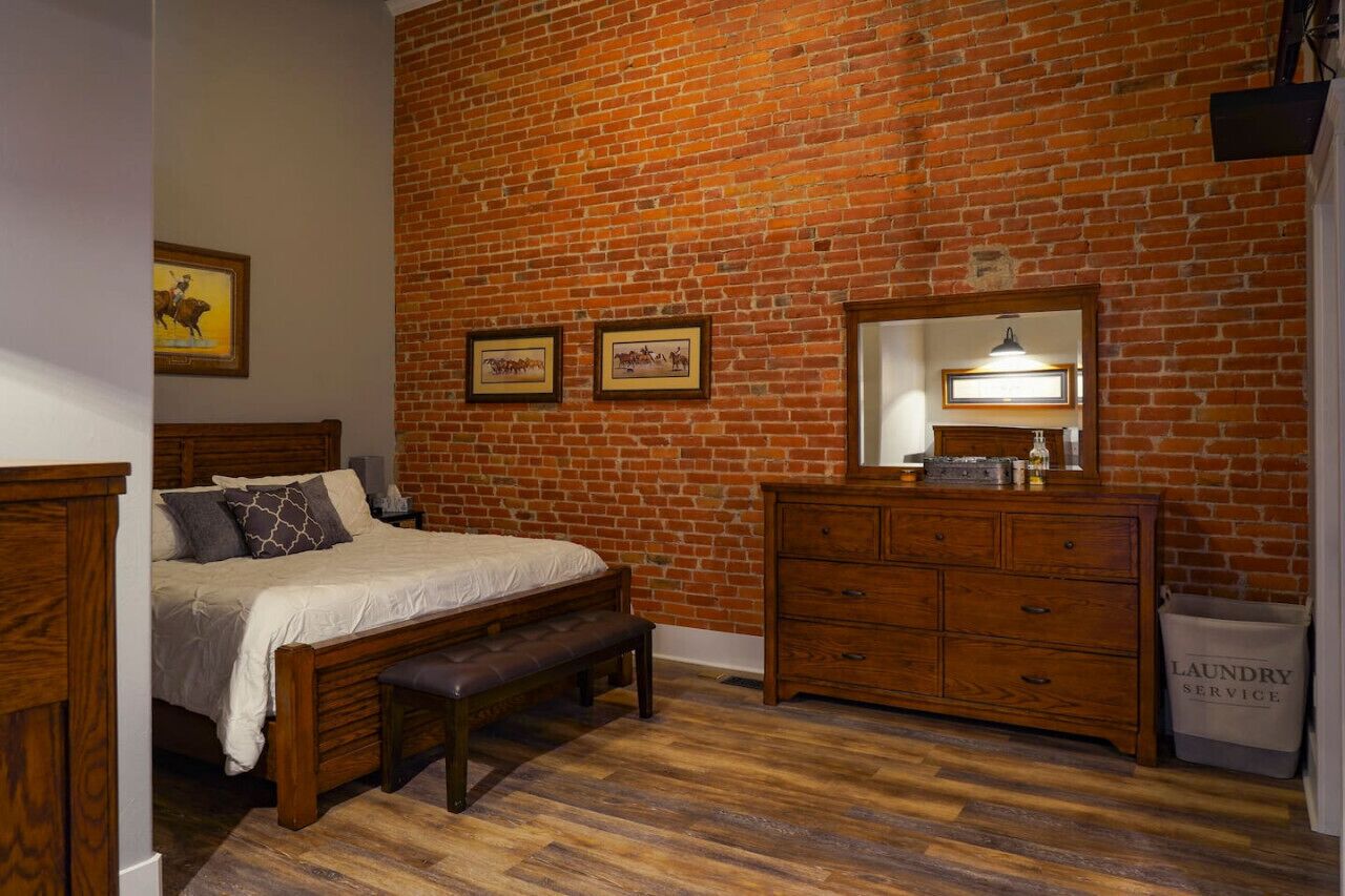 1 間睡房、書桌、熨斗/熨衫板、可攜式嬰兒床