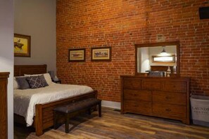 1 slaapkamer, een bureau, een strijkplank/strijkijzer, reisbedje