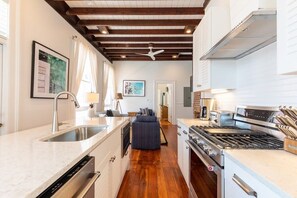 Fridge, microwave, oven, stovetop - Boutique Home & Resort Pool ‘Nantucket’ (Charleston)