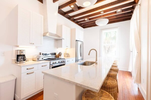 Fridge, microwave, oven, stovetop - Boutique Home & Resort Pool ‘Nantucket’ (Charleston)