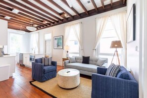 TV, offices - Boutique Home & Resort Pool ‘Nantucket’ (Charleston)