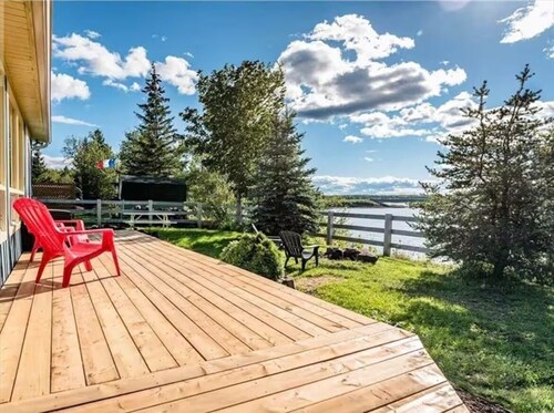 Charming 2-bedroom Riverfront paradise