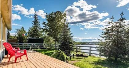 Charming 2-bedroom Riverfront paradise