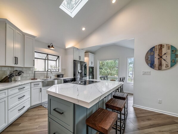 Kühlschrank, Mikrowelle, Ofen, Geschirrspüler