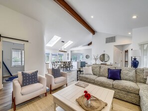 TV - 2 Strath Court - Peaceful Lagoon Views with Dock! (Hilton Head Island)