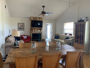 Smart TV, fireplace