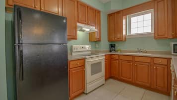 Traditional Condo | Private kitchen | Full-size fridge, microwave, oven, stovetop