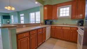 Full-sized fridge, microwave, oven, stovetop - Americana Princess Suites and Condos (Ocean City)