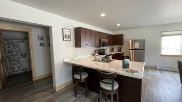 Geladeira, micro-ondas, fogão, cooktop